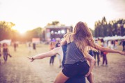 Konserteissa suurimmat vaarat liittyvät päihteisiin ja nestehukkaan.