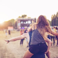 Konserteissa suurimmat vaarat liittyvät päihteisiin ja nestehukkaan.